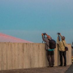 <i>Der var i øvrigt trængsel omkring planeten i aftes. Fyren tv. var fra Spanien - han var i gang med en time-lapse optagelse på flere tusinde billeder. Her ud over var hele fotoklubben "Fotogruppen-Damgaardshave" på udflugt.</i><br>