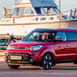 <i>KIA Soul - Tomato Red - 1,6 GDI: 4 cyl. 132 hk. 161 Nm. 15,4 km/l. 0-100 km/t: 11,0 sek. Tophastighed: 185 km/t.</i><br>