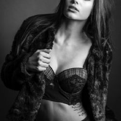 <i>Model Simone Borg</i><br>