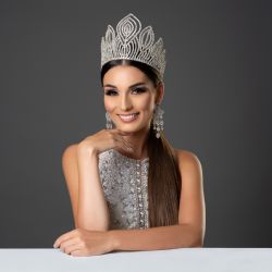 <i>Model: Katja Stokholm, Miss Universe finalist 2019</i><br>