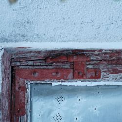<i>Rødt gammel vindue - Detalje<br>Gammel by</i><br>