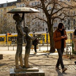 <i>Stephan Horota (1932-2024) - Kinder unterm Regenschirm (1967/1968) Prenzlauer Allee/Danziger Straße, Prenzlauer Berg</i><br>