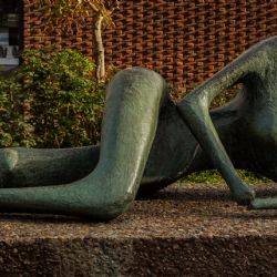 <i>Henry Moore (1898-1986): Reclining Figure (1956) - Akademie der Künste, Hansaviertel</i><br>