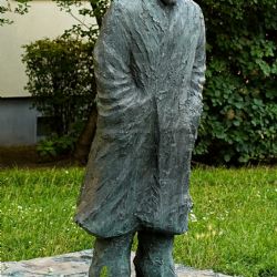 <i>Klaus Simon (1949-): Denkmal für Carl von Ossietzky (1989) - Ossietzkystraße, Pankow</i><br>