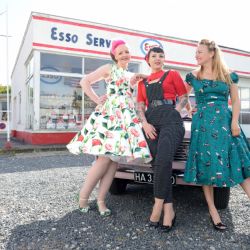 <i>Esso girls</i><br>